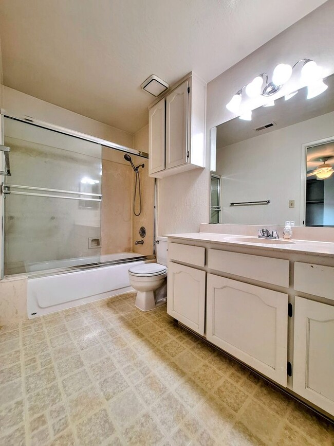 Building Photo - Beautiful Townhouse w/Laundry, Yard, Accepting Cats!