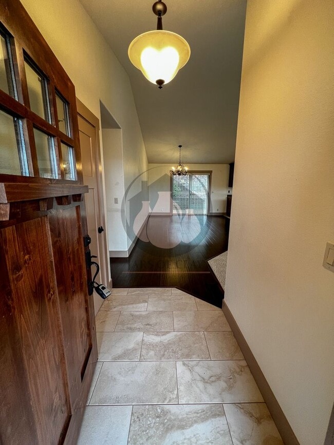 Building Photo - Beautiful South Salem Home