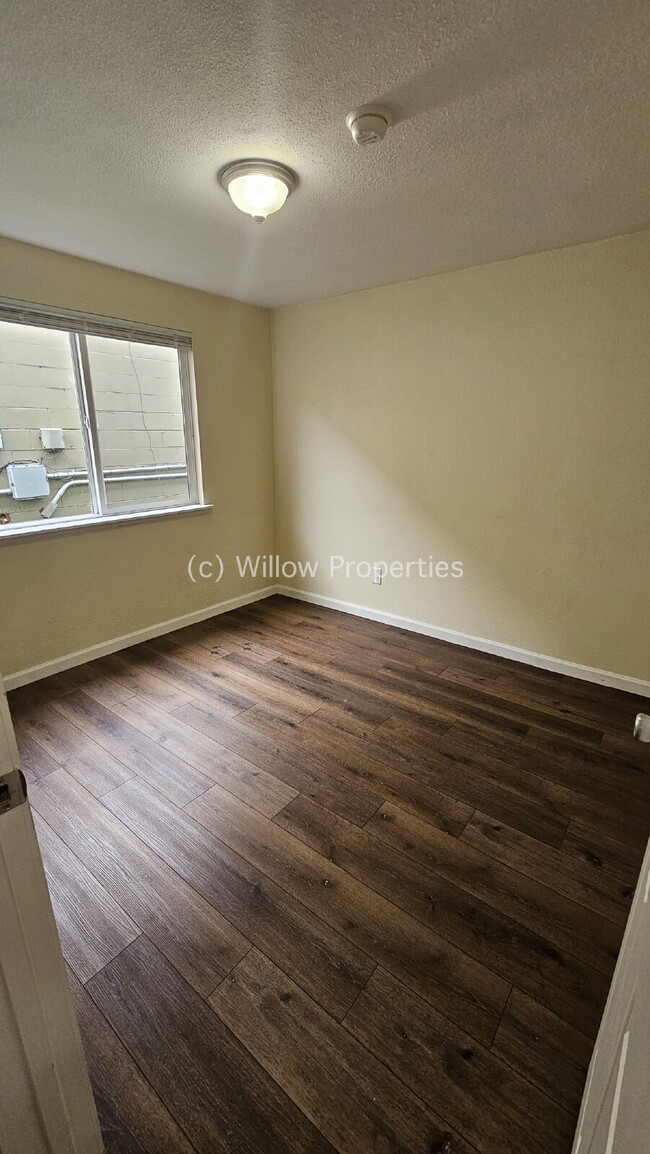 Building Photo - Two Bedroom in Tacoma