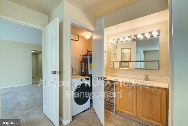 Building Photo - 613 Center St