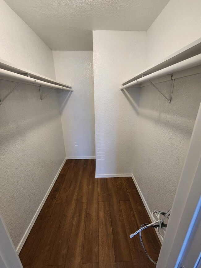 Building Photo - 3 bed 1 bath home with large backyard!