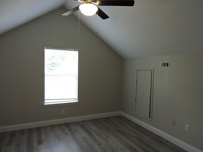 Building Photo - 213 Southgate Dr