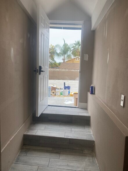 Front hallway - 17291 Akley St