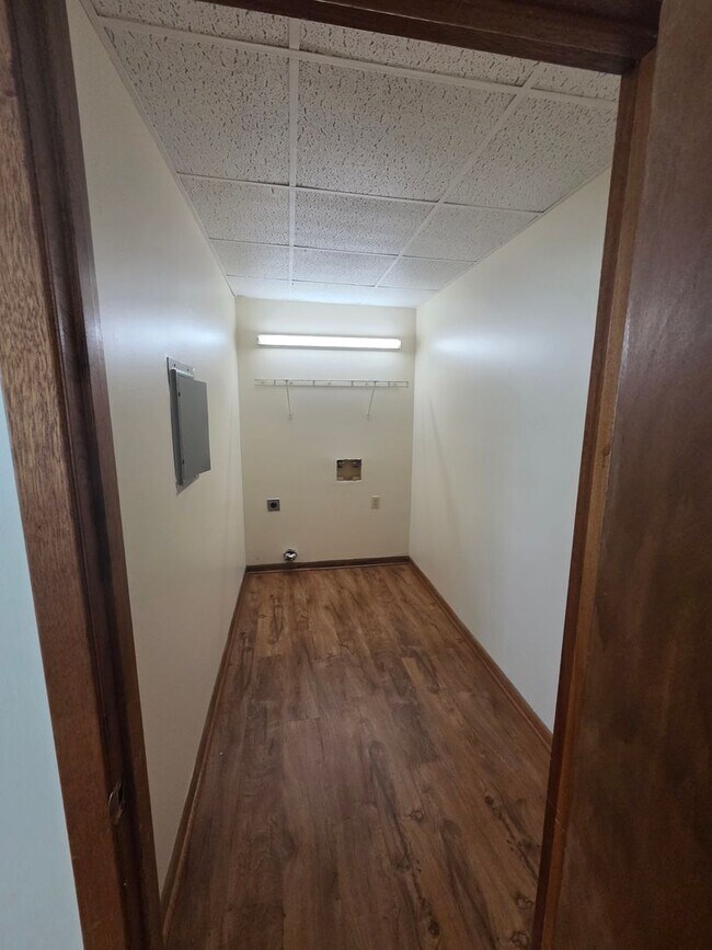 Building Photo - Large 1-Bedroom Apartment with Washer/Dryer Hookups