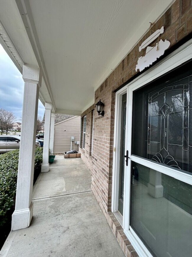 Building Photo - Beautiful 2 Story, 4 Bedroom, with a Full ...
