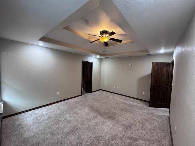 Building Photo - Beautiful 4 bed 2 bath home Available Now!