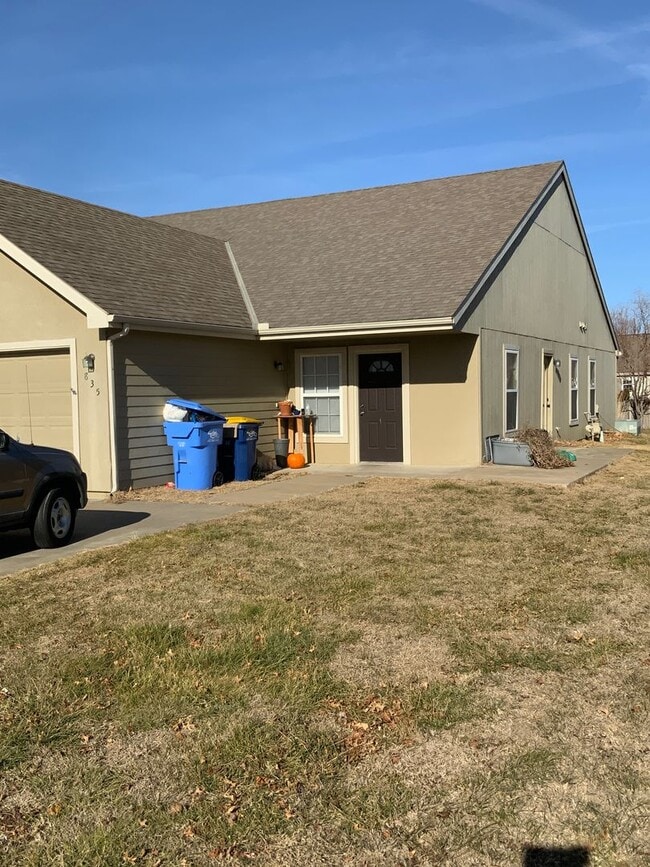 Building Photo - 835-835 Northstar Ct