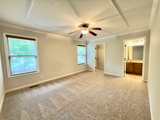 Building Photo - 638 Hidden Valley Dr