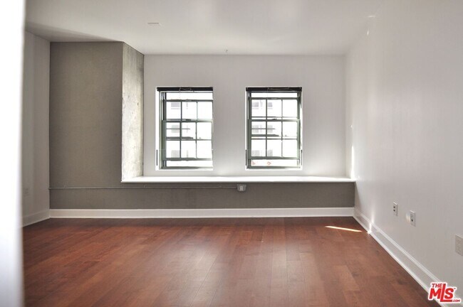 Building Photo - 416 S Spring St