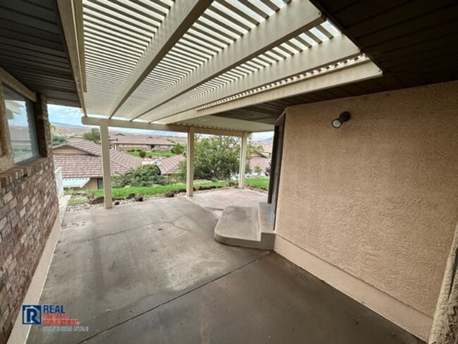 Building Photo - Legacy Townhome