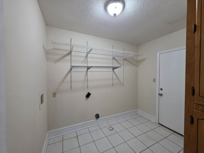 Building Photo - 916 Rentz Ave