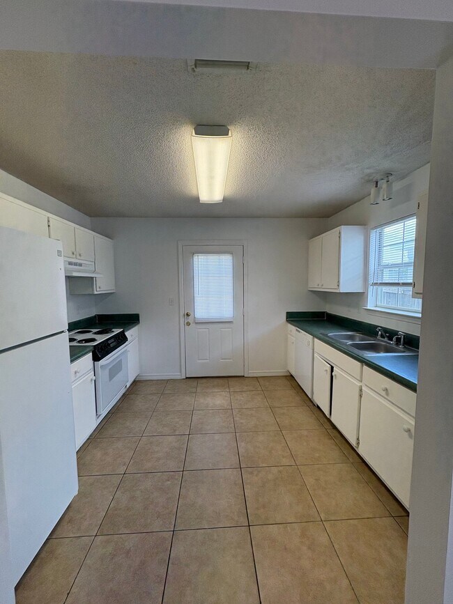 Building Photo - 953 Southern Oaks Ct