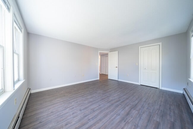 Building Photo - 2 Maple Ridge Dr