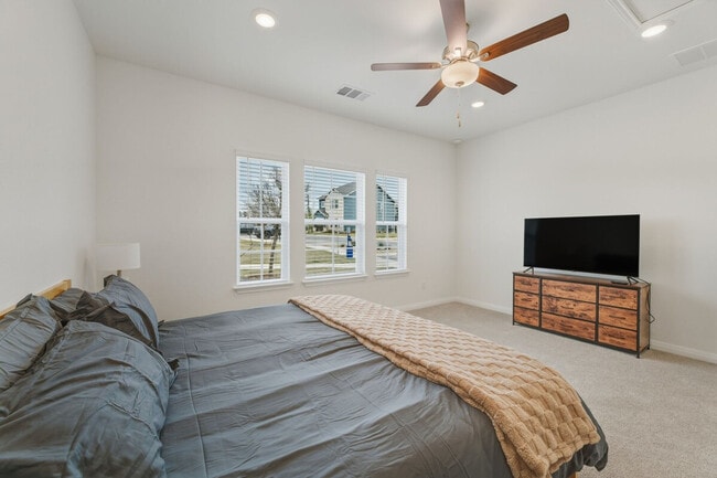 Building Photo - 5900 Whisper Crk Dr