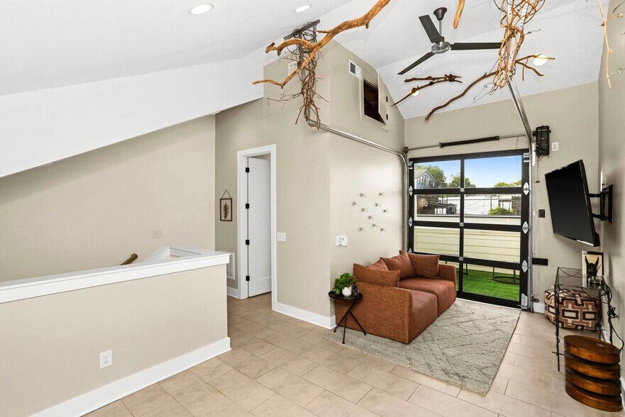 Building Photo - 776 E Argyle Ave