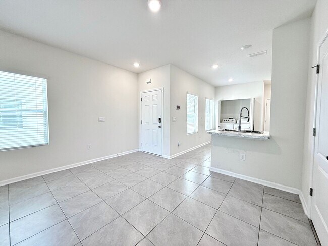 Building Photo - Newer Townhome in Ideal Location