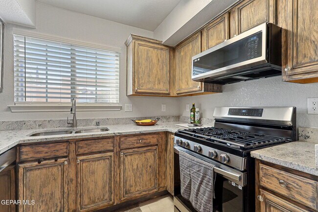 Building Photo - 6264 Escondido Dr