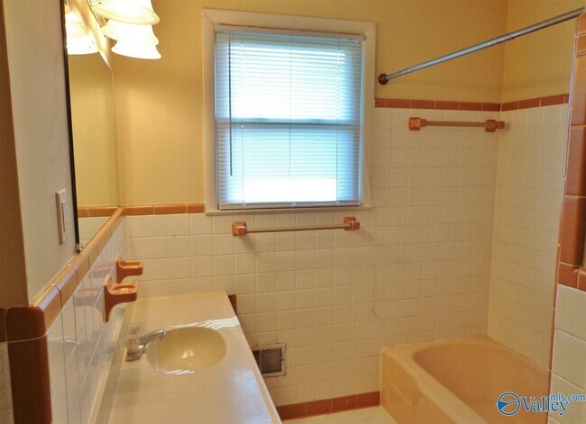 Building Photo - 7705 Holland Dr SW
