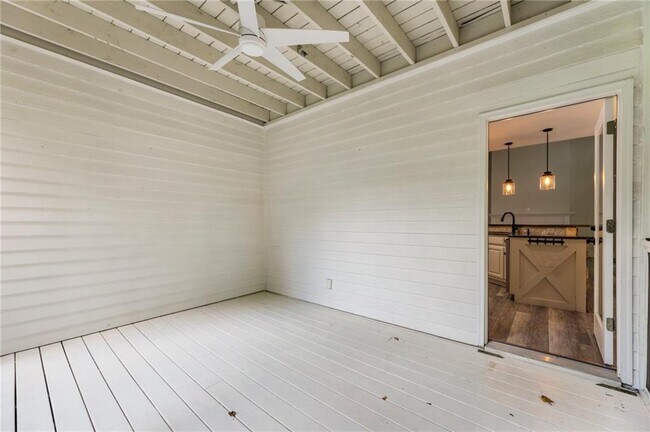 Building Photo - 330 Summerlin Dr