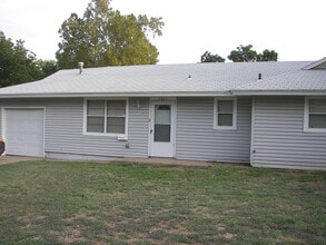 Building Photo - Adorable! You'll Love All the Oak!