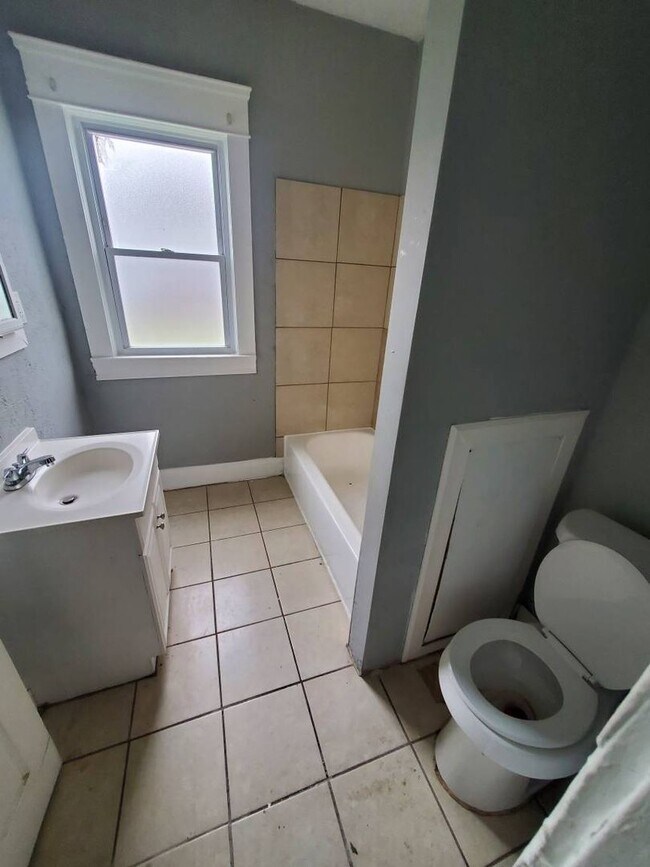 Building Photo - Charming 4-Bedroom Property in Prime Location