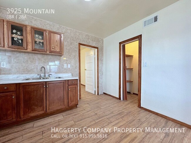 Building Photo - Central El Paso 3 bed with bonus office an...