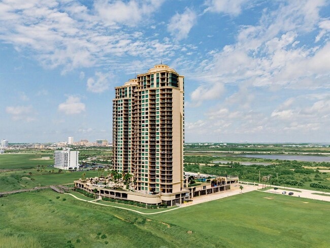 Building Photo - 801 E Beach Dr