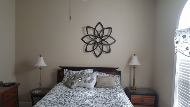 Building Photo - Beautifully furnished 1 bed condo in Myrtlewood community - If application is completed within 48...