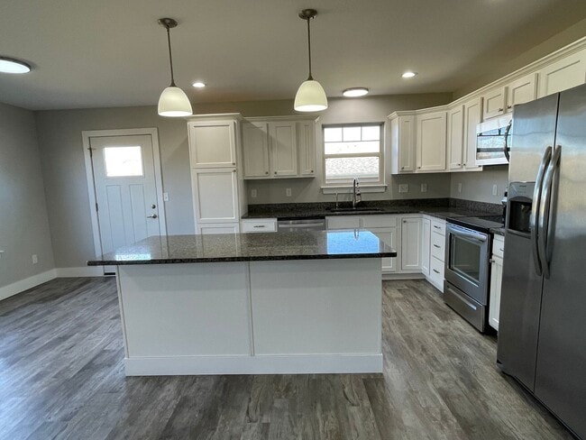 Building Photo - Built in 2020! 3 Bed 2 Bath w/ FENCE and UF Walk Out Basement