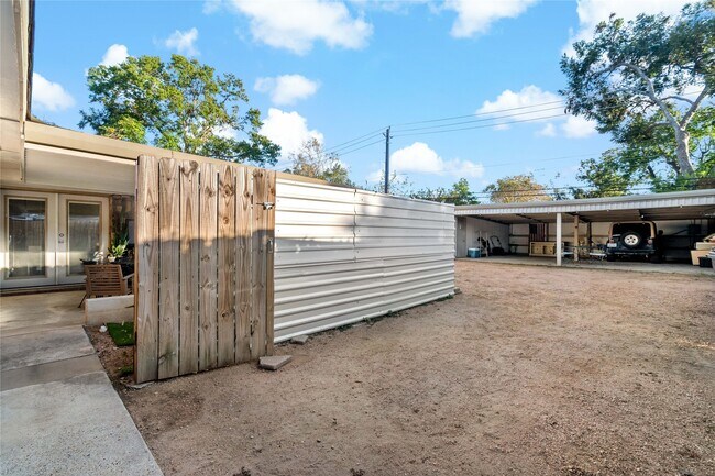 Building Photo - 5923 Moonmist Dr