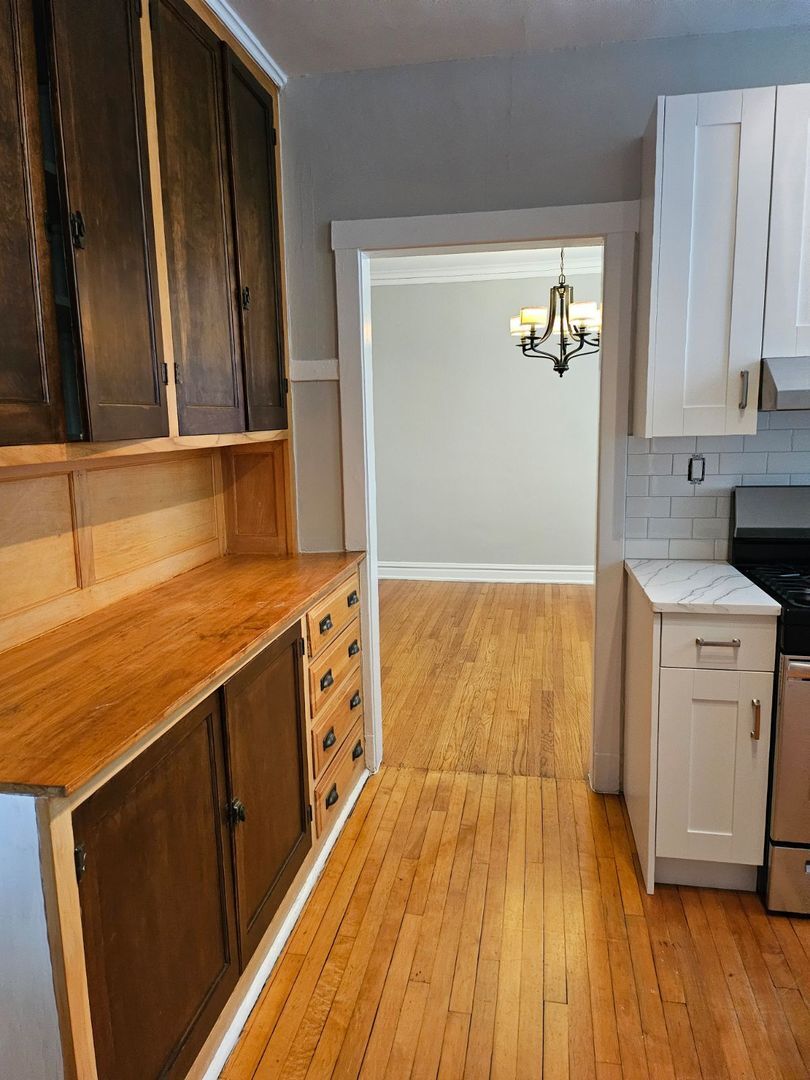 Building Photo - 6226 N Clark St