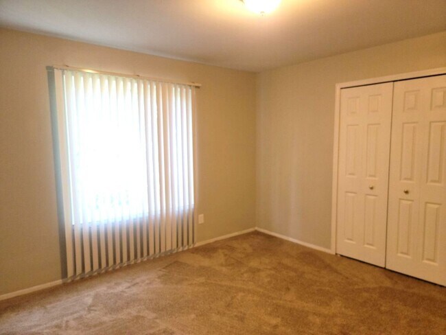 Building Photo - Charming unit in a quiet neighborhood