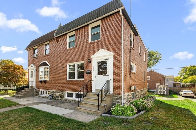 Building Photo - FIRST MONTH FREE* Twin home with new carpe...