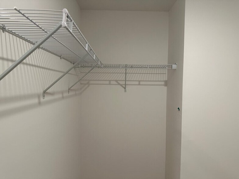 Building Photo - 1112 Holland Dr