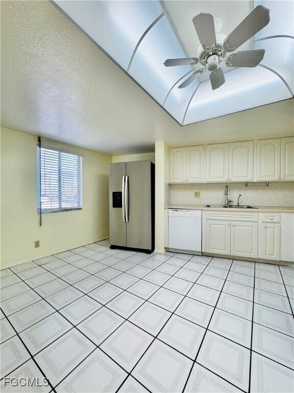 Building Photo - 2264 Winkler Ave