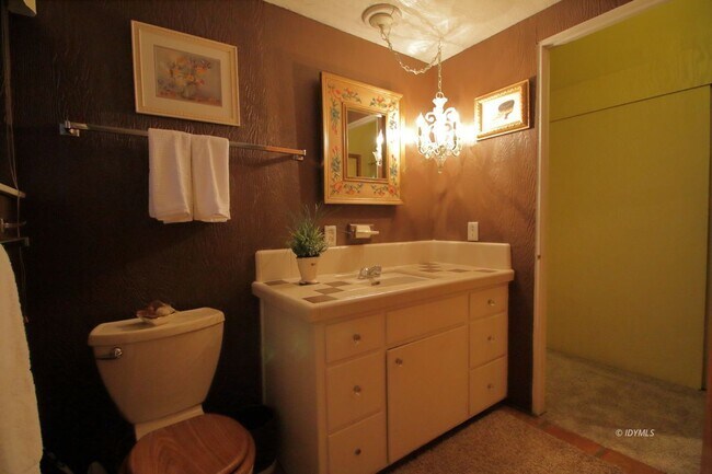 Building Photo - One Level House one mile from town close to hiking trails