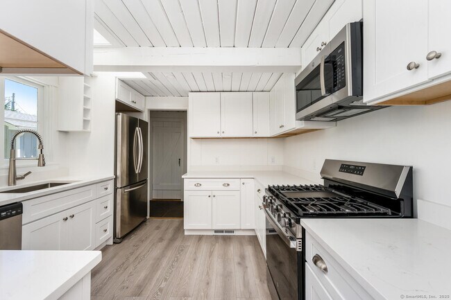 Building Photo - 16 Baywater Dr
