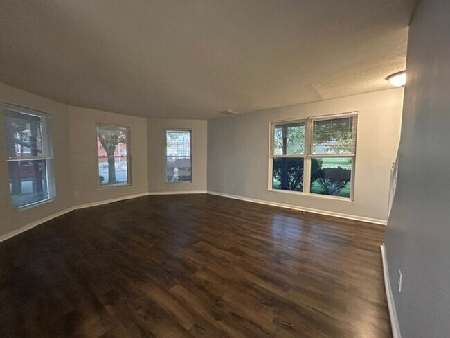 Building Photo - 819-823 Riverview Terrace
