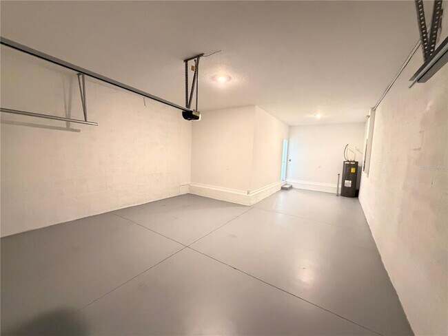 Building Photo - 6367 Lakepine St