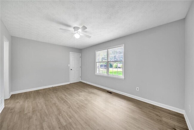Building Photo - 608 Wood Ridge Dr