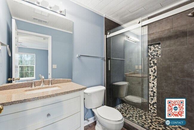 Building Photo - Beautiful Top-Floor Condo in the Heart of Bluffton