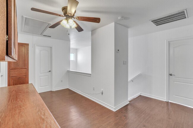 Building Photo - 9813 Sandhill Dr