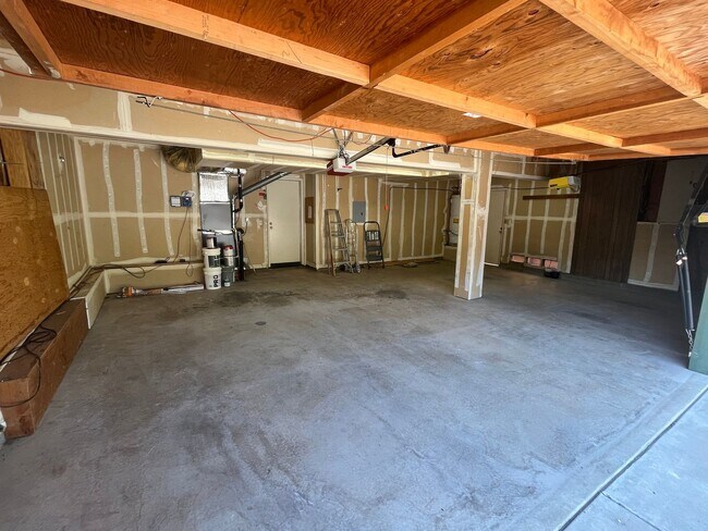 Building Photo - 4 Bedroom Home with 3- Car Garage in Hercules