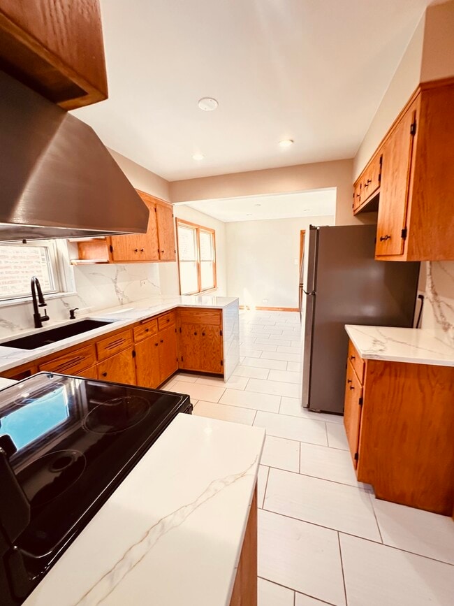 Building Photo - 2823 W 71st St