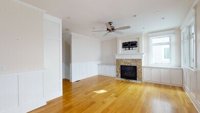 Building Photo - Bright and Spacious 4 Bed plus Bonus Room ...