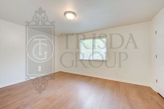 Building Photo - Avail July 1: 2BR Apt in Crafton, 1 Off Street Parking, AC, W/D included, Quartz Countertops, DW,...