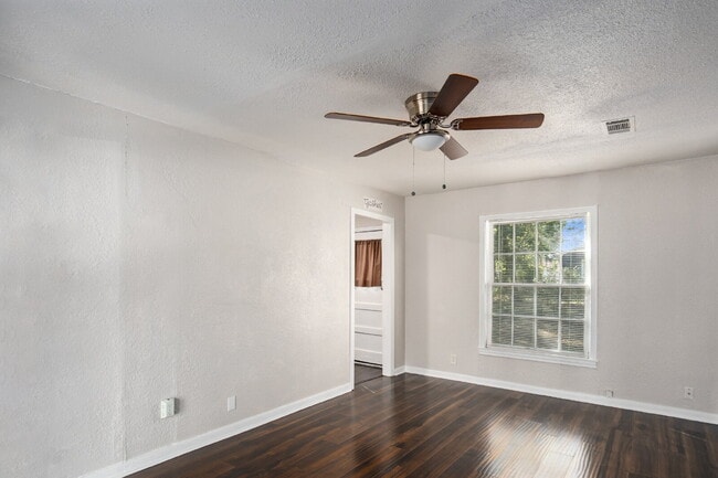 Building Photo - "Charming 2-Bedroom Duplex Retreat on Clou...