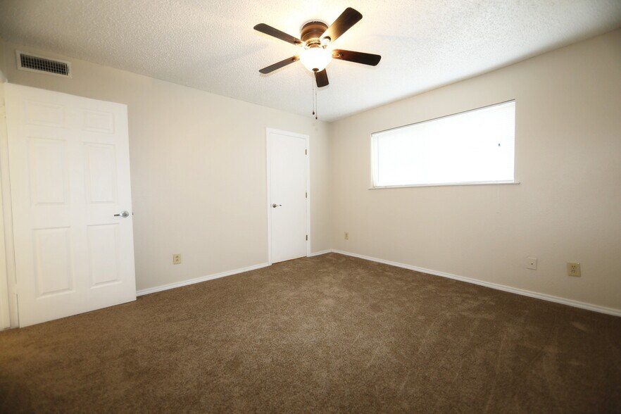 Building Photo - 7727 Meadow Park Dr