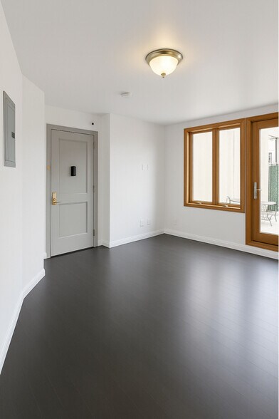 Primary Photo - 2120 Ocean Ave