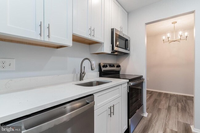 Building Photo - 8708 Village Square Dr